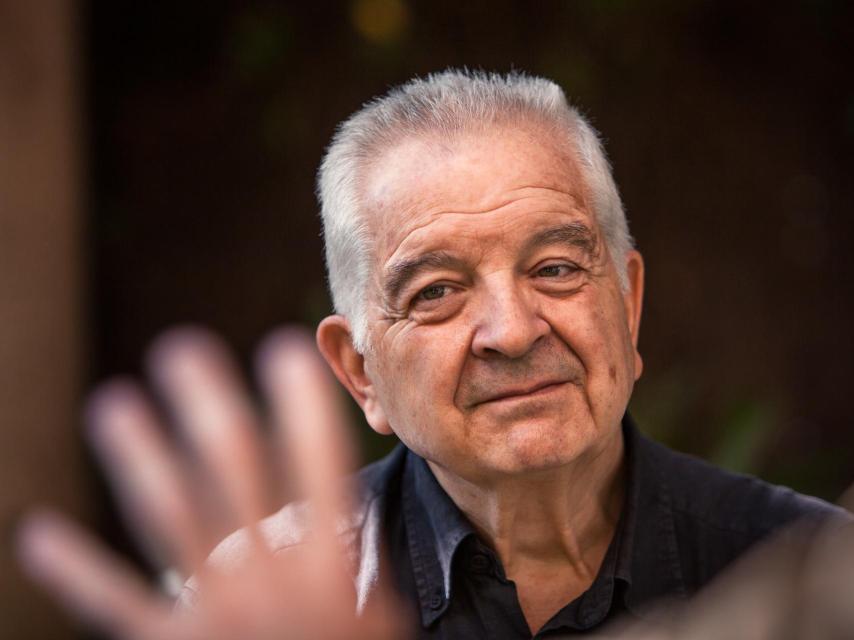 De Riquer es muy expresivo, suele acompañar sus respuestas con las manos.