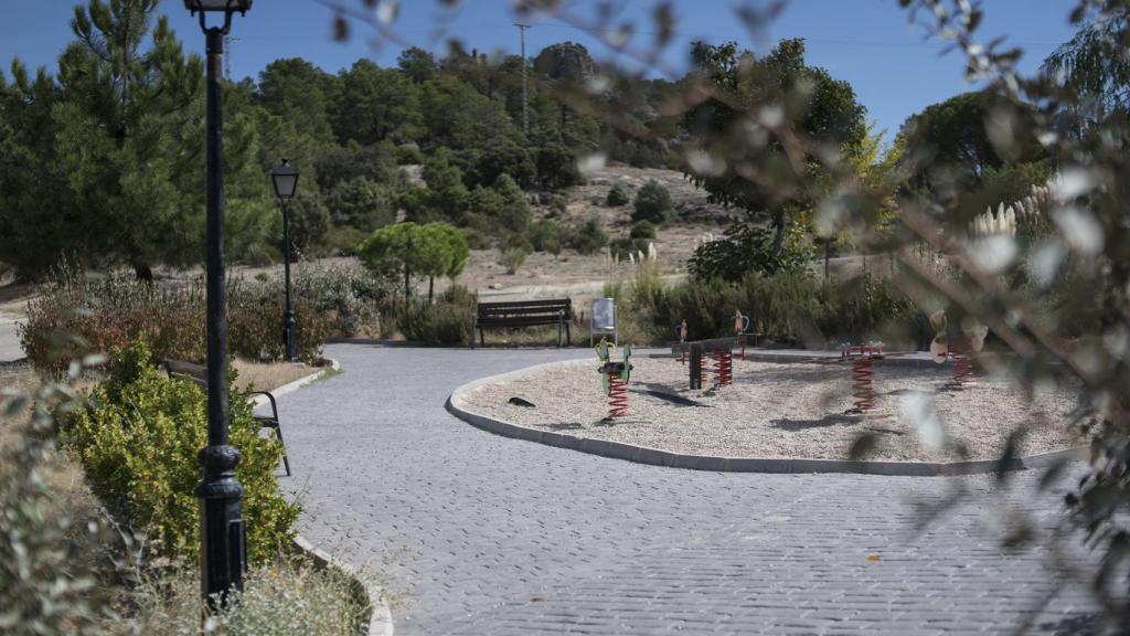 En este parque infantil, situado a las espaldas de la residencia de ancianos del pueblo, Pepe recogía a las menores.