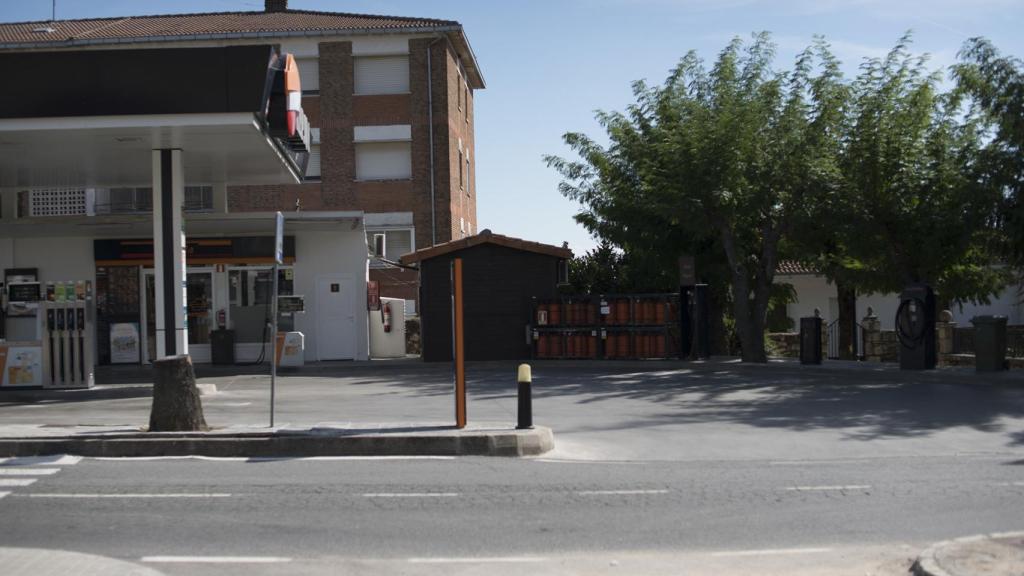 La gasolinera de Pepe es la única del municipio. La familia reside en el chalé contiguo.