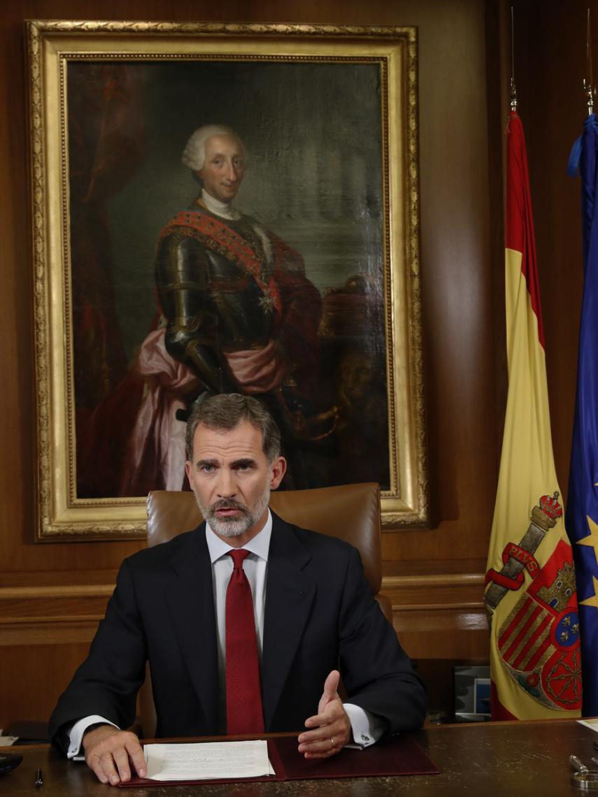 Despacho del rey en Palacio Real, con el Carlos III de Mengs al fondo.