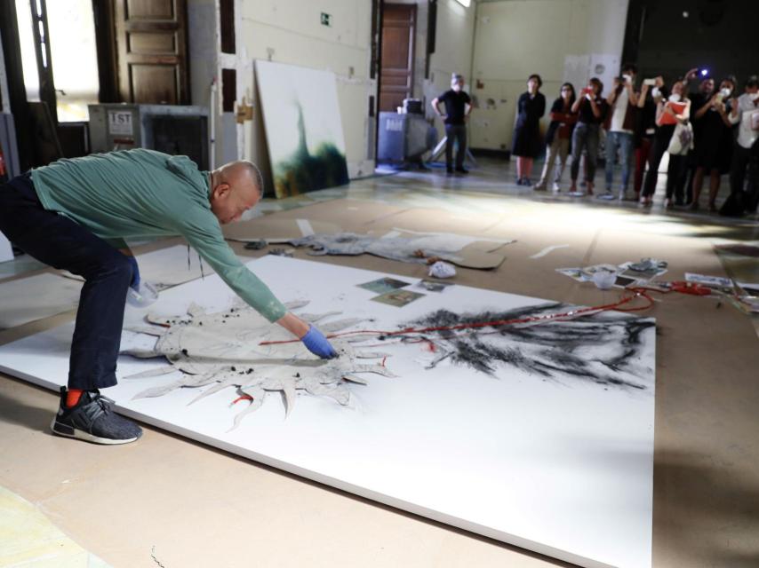 Cai Guo-Qiang en acción, en el Salón de Reinos del Museo del Prado.