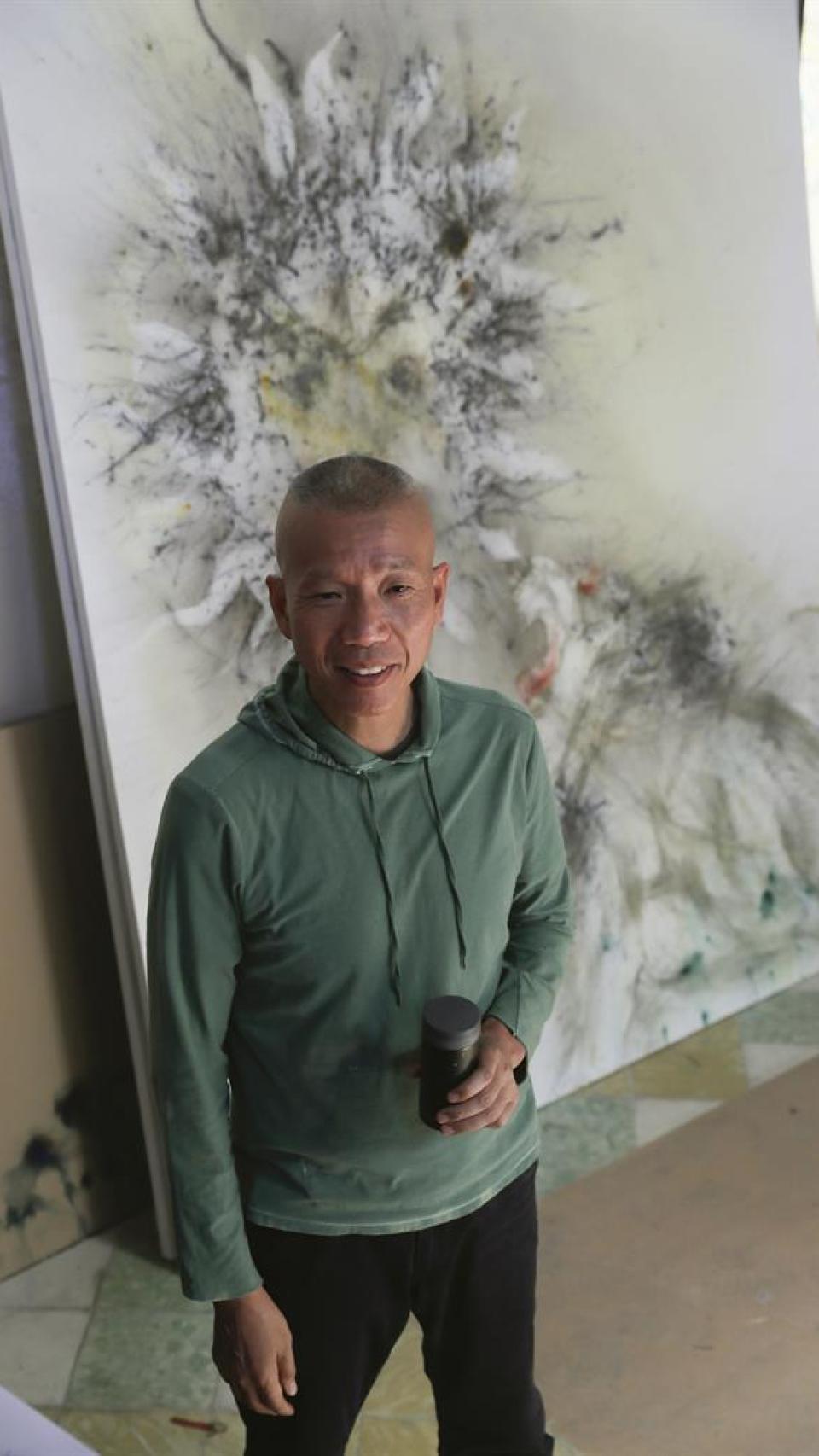 El artista junto a la obra que resultó de su acción.