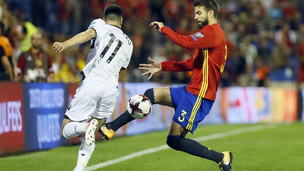 Gerard Piqué en un lance del juego en el España - Albania.
