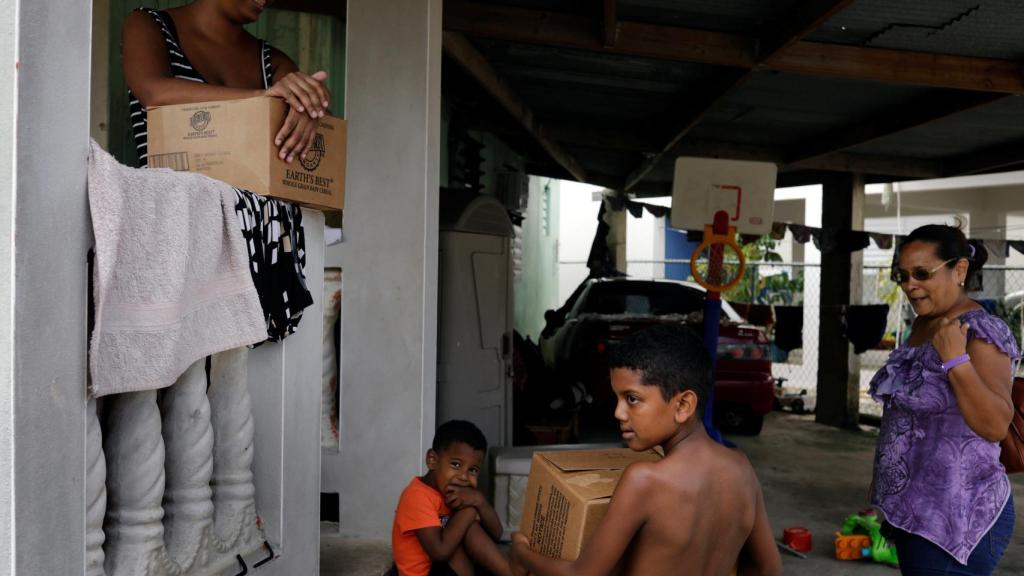 Residentes en Puerto Rico afectados por el huracán María recogen sus pertenencias.