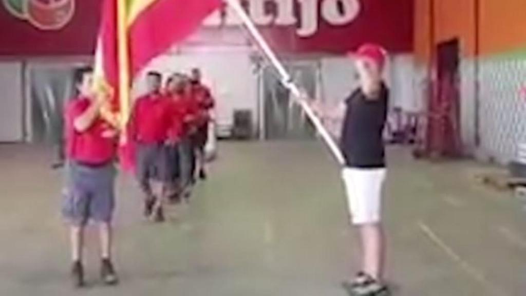 Los empleados de Frutas Montijo, jurando la bandera.