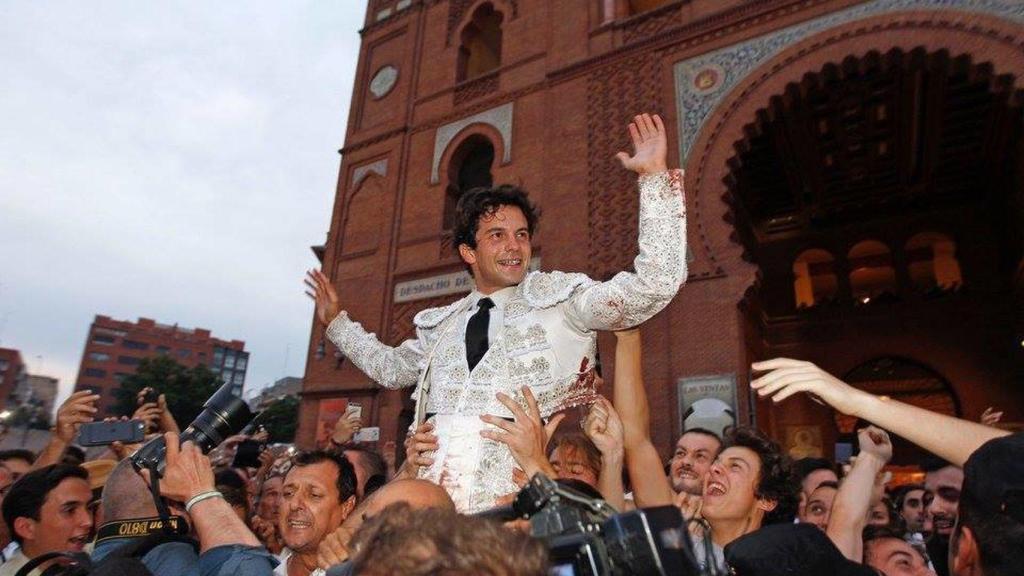 A hombros Juan del Álamo