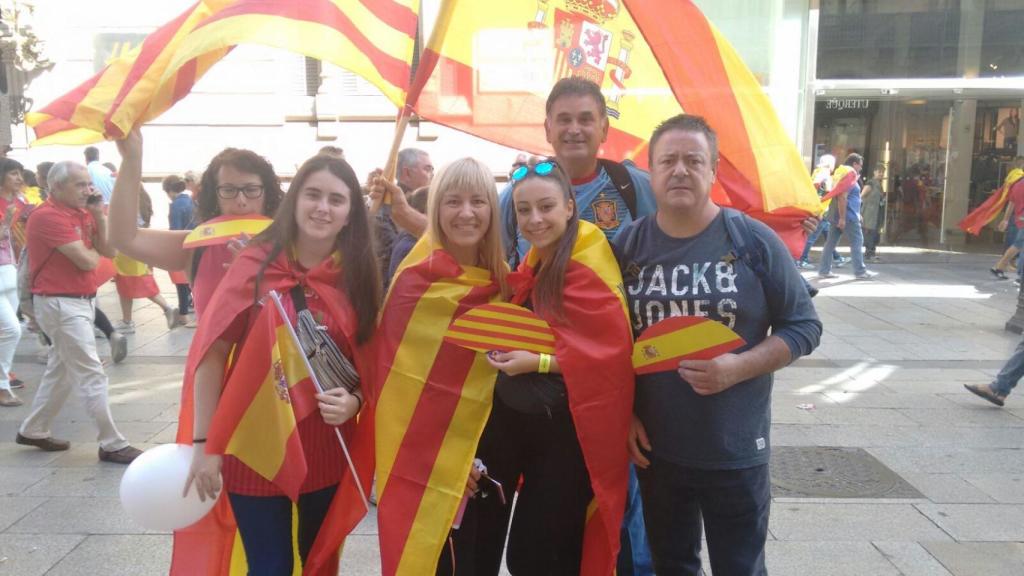 Laura, estudiante, en el centro de la foto con su familia, recién llegados de Badalona.