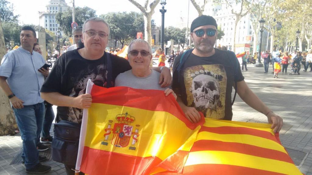 'Los Pacos' (los dos de la izquierda) posan con su amigo Adrián.