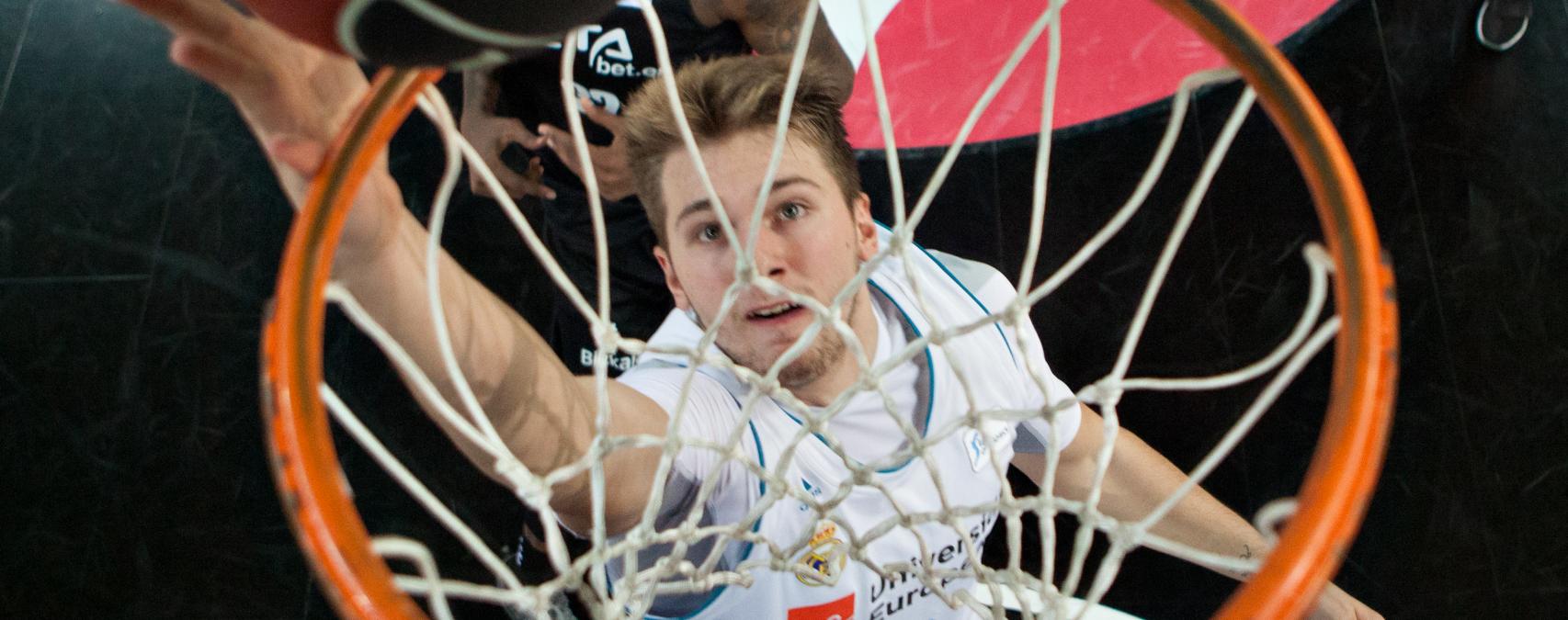 Luka Doncic intenta anotar contra el Bilbao Basket.