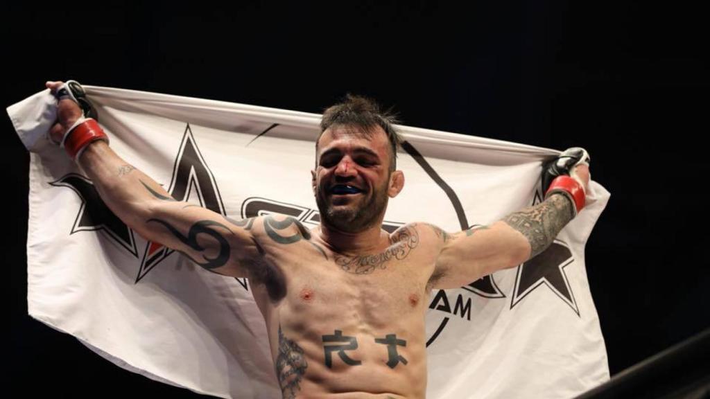 Ricardo Tirloni celebra su victoria contra Wasabi.