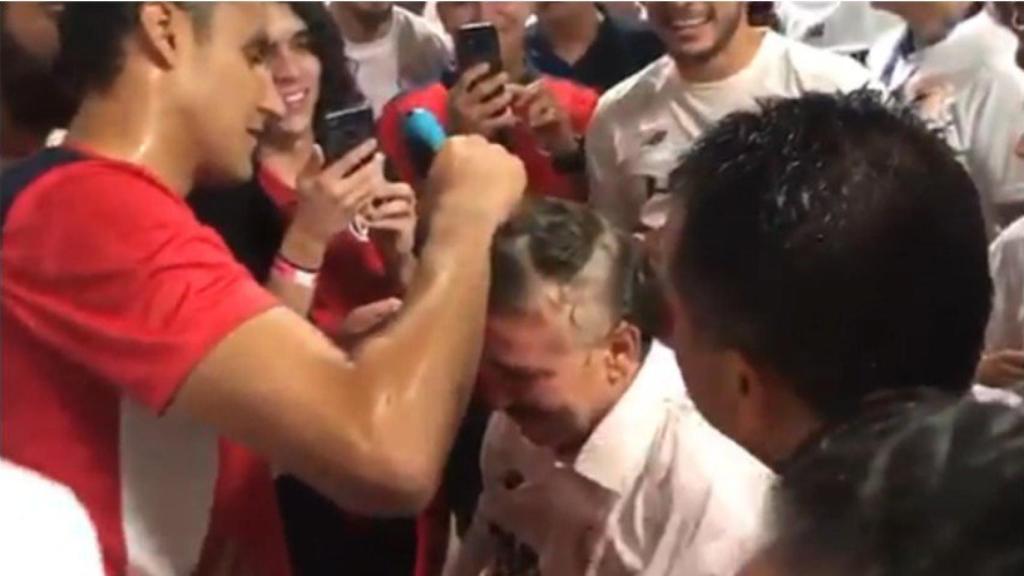 Keylor Navas rapándole la cabeza a su seleccionador