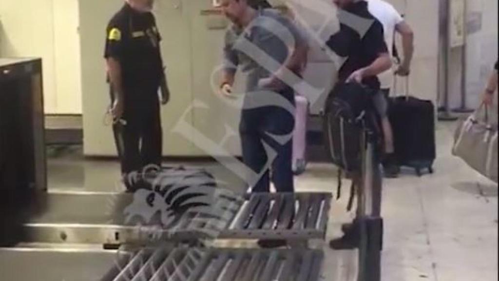 Pablo Iglesias, en el control de seguridad de la estación de Sants.