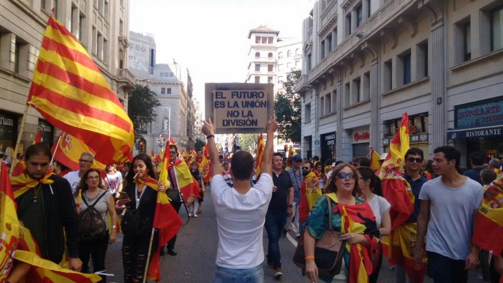 El hombre se detuvo en medio de la vía Laietana para exhibir su mensaje.