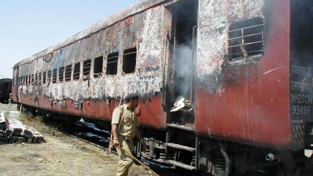 Un oficial de policía en el tren calcinado tras el incendio de Godhra.