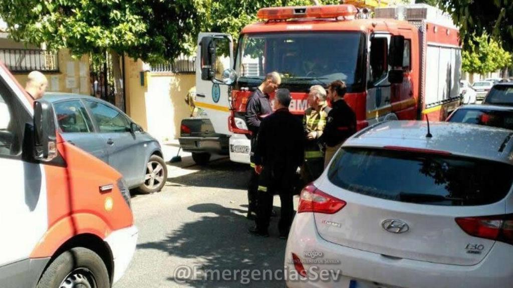 Los servicios de emergencias acudieron al lugar mientras se buscaba al propietario del vehículo.
