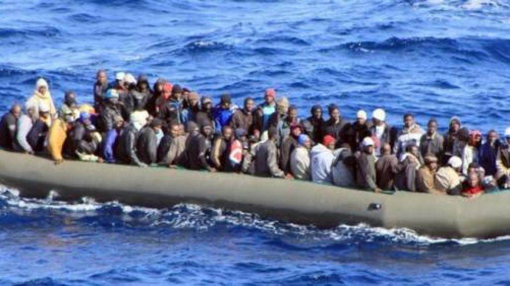 Una barcaza con inmigrantes en las costas de Lampedusa.