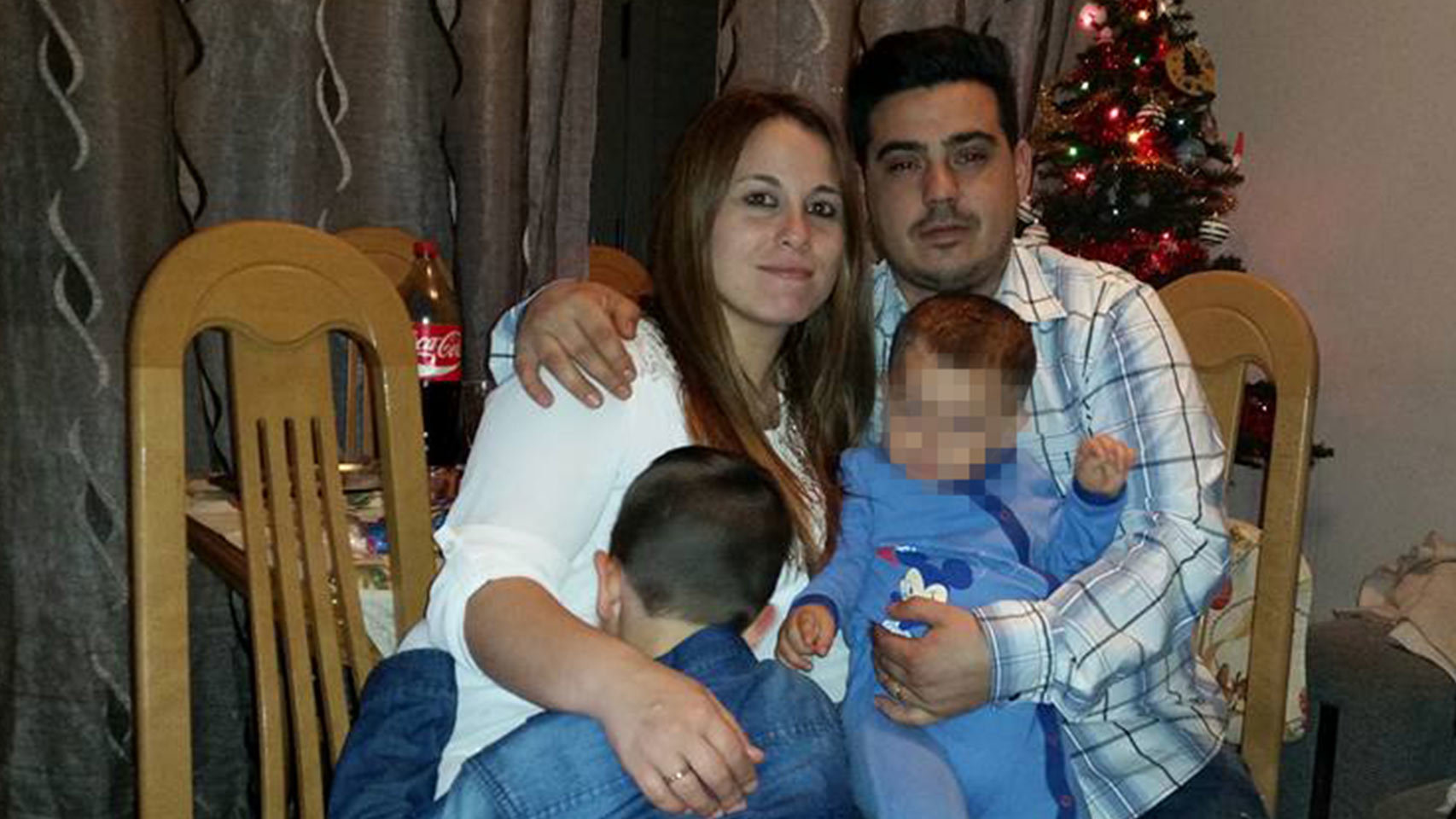 Tomás, en una instantánea con su mujer e hijos.