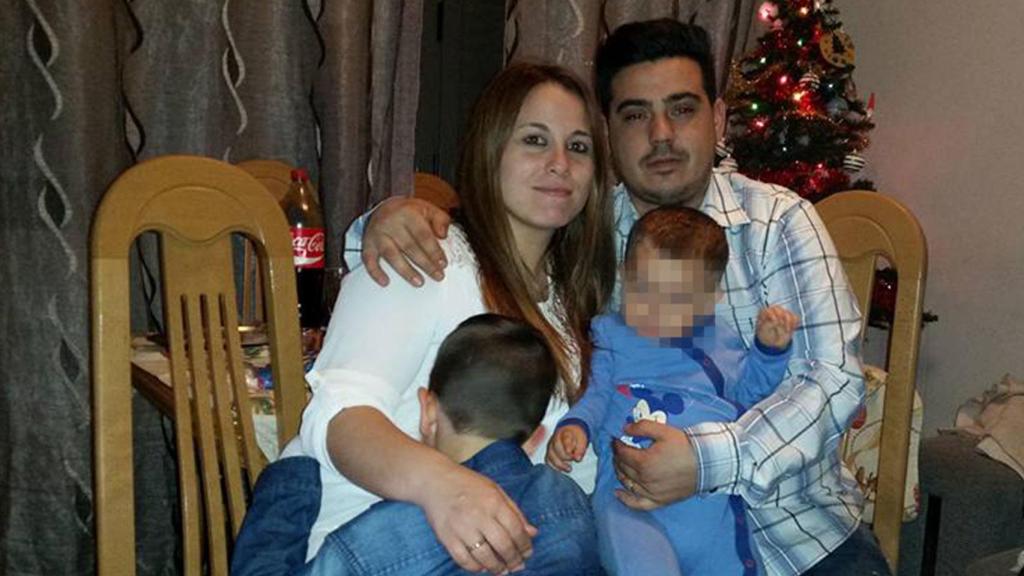 Tomás, en una instantánea con su mujer e hijos.