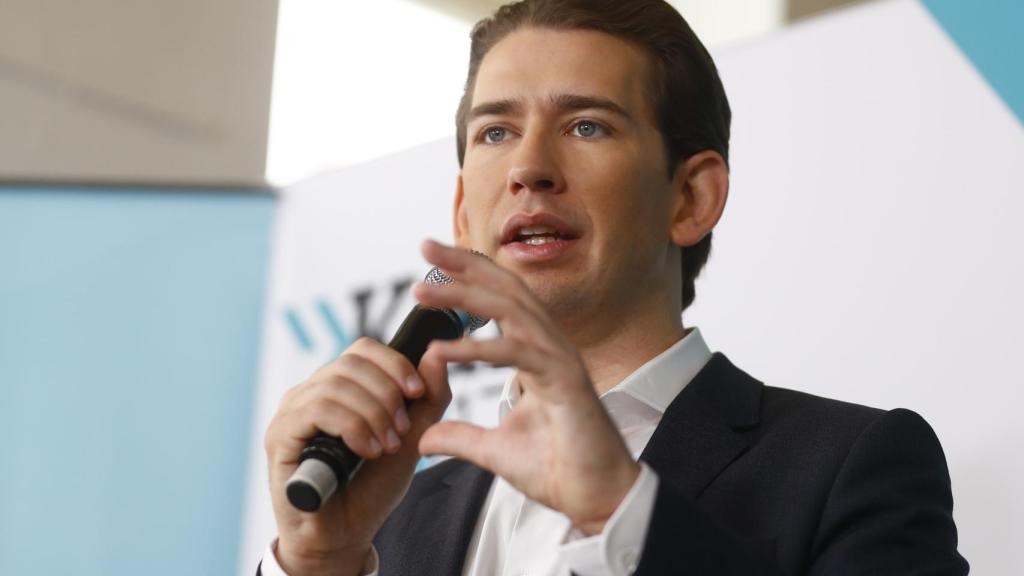 Sebastian Kurz asiste a una conferencia de prensa.