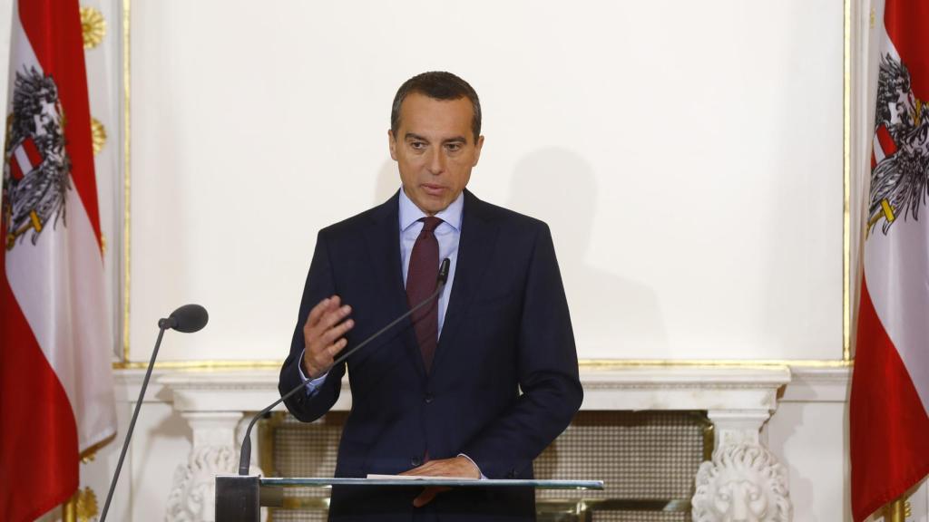 El canciller Kern se dirige a una conferencia de prensa en Viena.