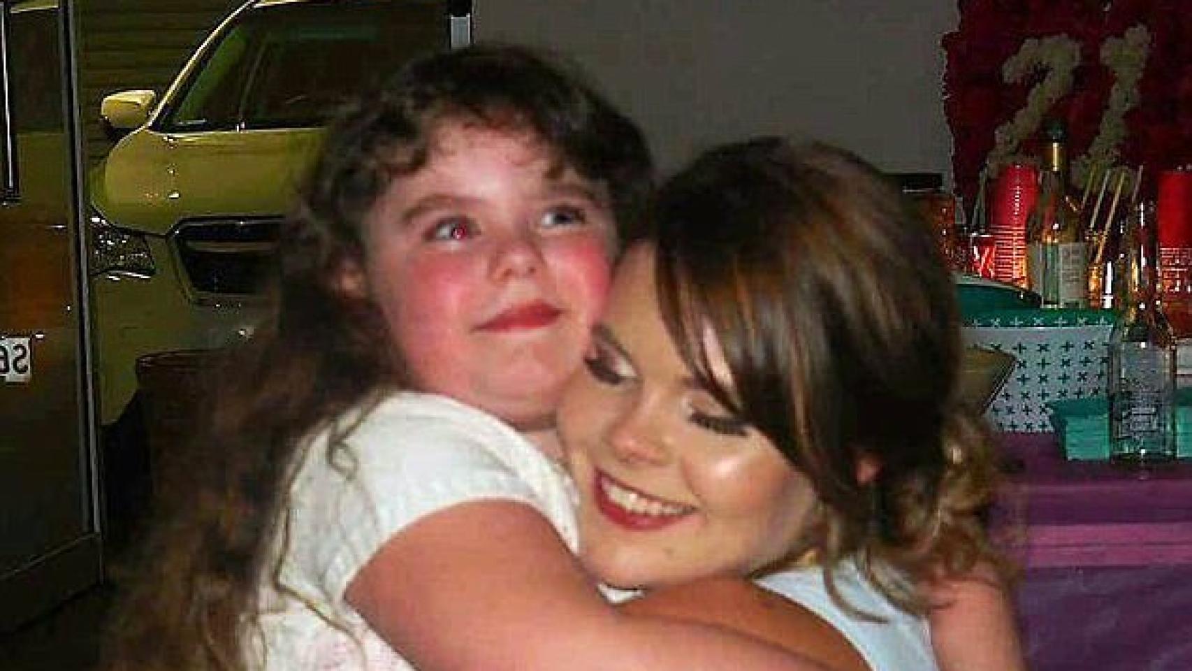 Emily abrazando a su madre Tam, de 41 años.