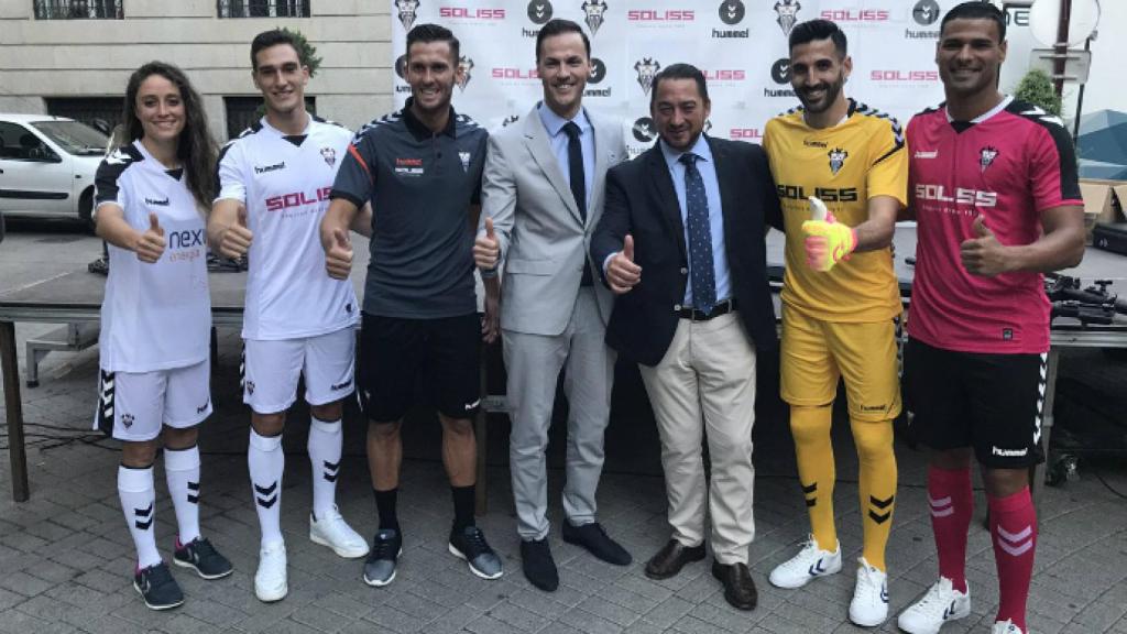 Varela, en el centro, en la presentación de las equipaciones