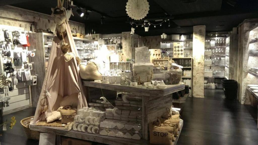 El interior de una tienda Muy Mucho.