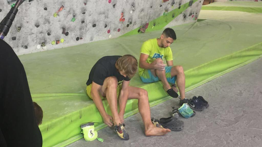 Jonatan y Mikel se ponen las zapatillas para escalar.