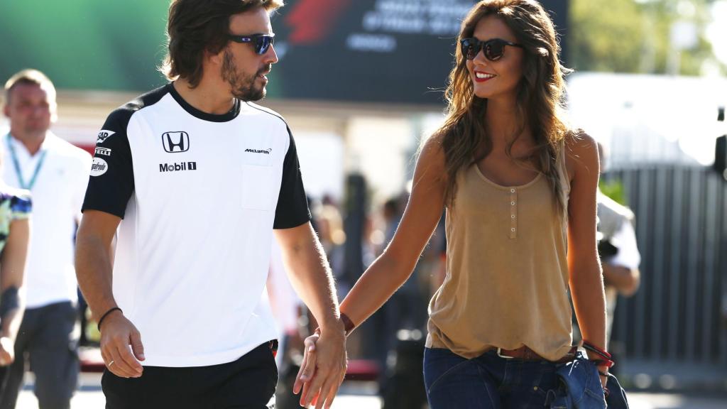 Lara Álvarez junto a Fernando alonso.