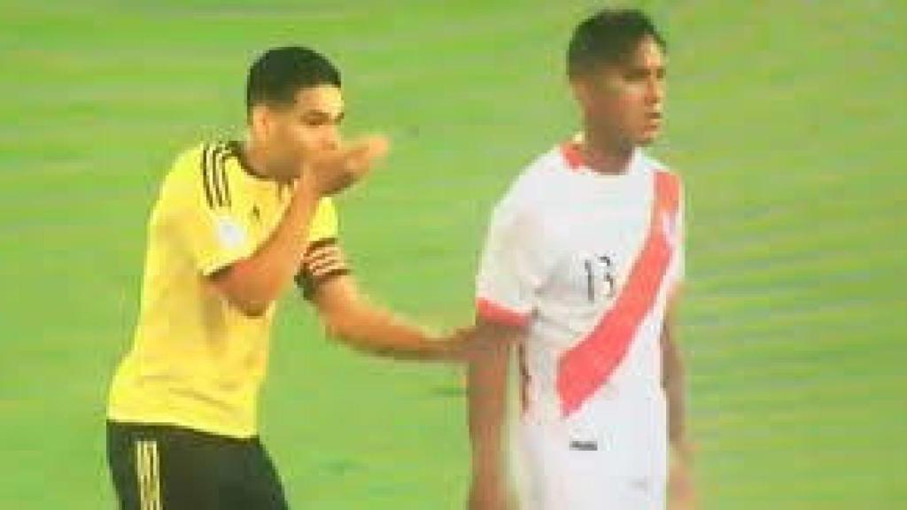 Falcao quiere parar el juego y así los dos equipos salieron