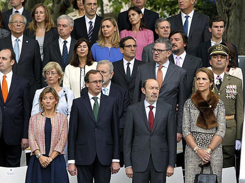 La infanta Elena, junto a Alfonso Alonso y Alfredo Pérez Rubalcaba en la tribuna de invitados.