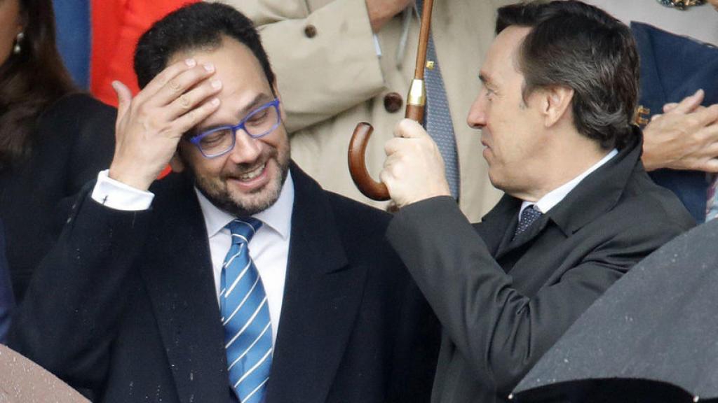 Los portavoces del PP y PSOE en el Congreso comparten paraguas.