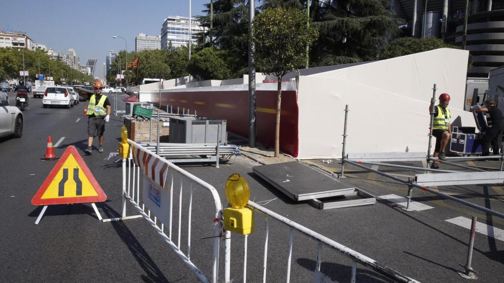 Varios operarios ultiman los preparativos de la tribuna instalada en la Plaza de Lima donde los Reyes presidirán el desfile.