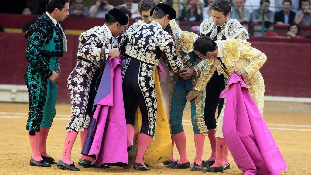 Cayetano y su cuadrilla, tras la cogida.