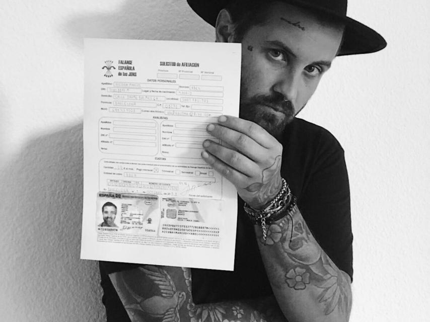 Abel Azcona muestra su acta de afiliación a la Falange española.