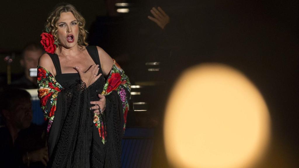 Ainhoa Arteta con su mantón de Manila.