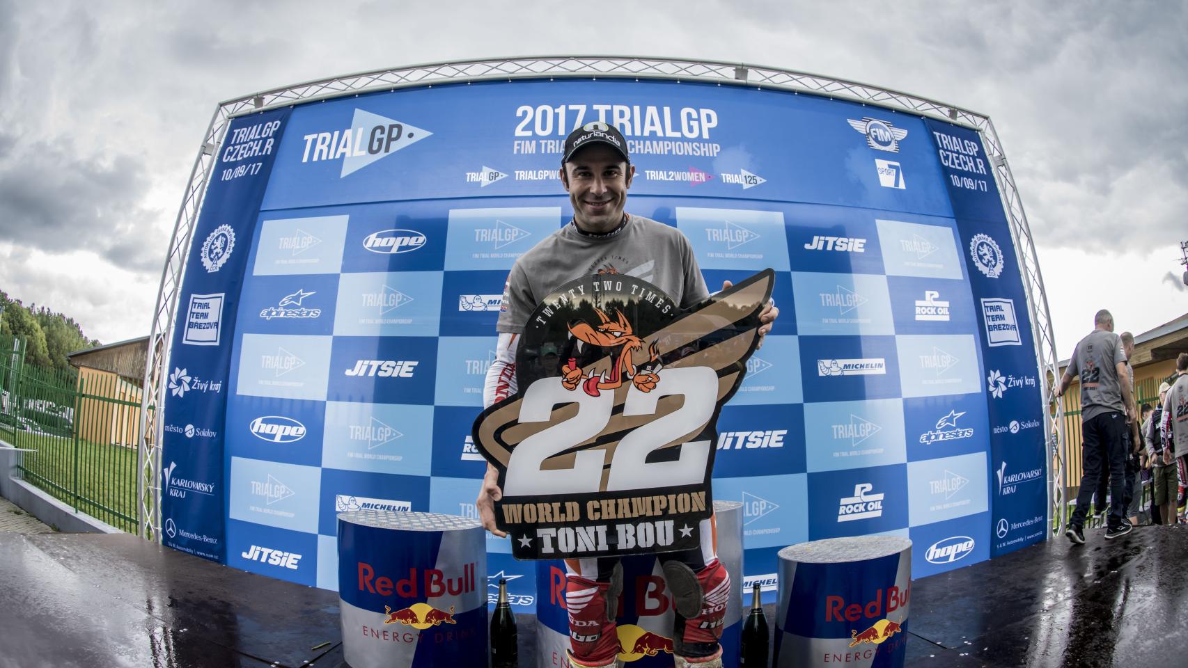 Toni Bou celebrando su 22º título mundial de trial en la República Checa.