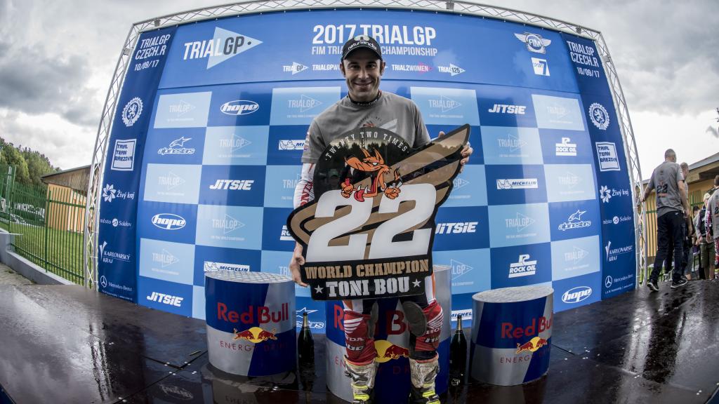 Toni Bou celebrando su 22º título mundial de trial en la República Checa.