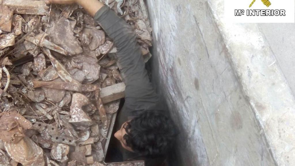 Los jóvenes se encontraban ocultos entre la chatarra.