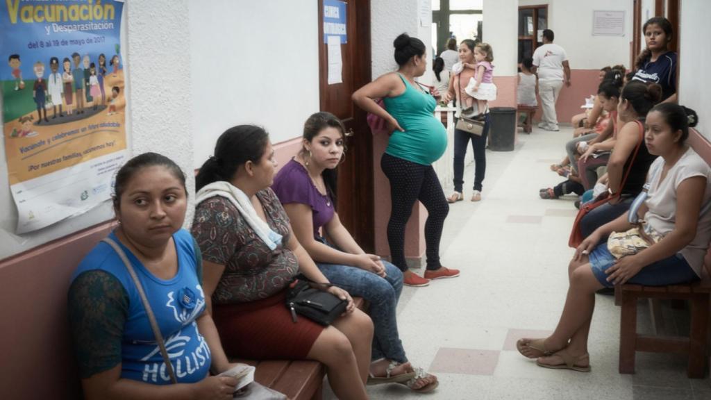 Un grupo de mujeres espera en la sala de espera de la clínica.