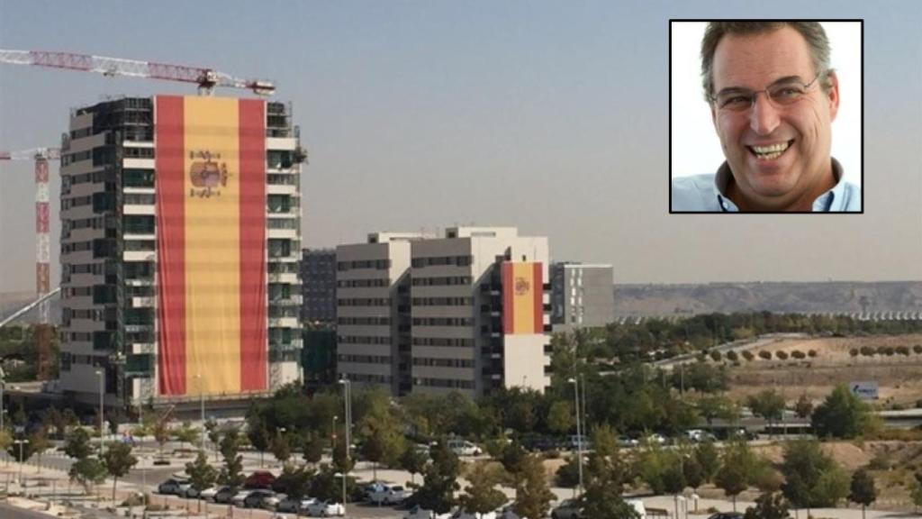 La vivienda en la que cuelga la bandera más grande de España; arriba, César Cort.