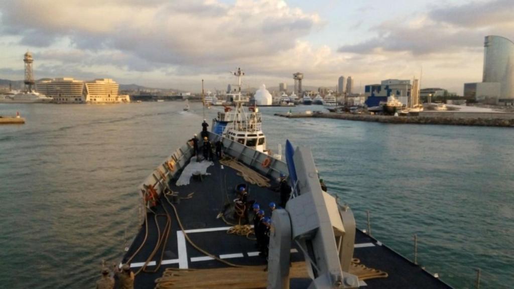 La fragata Navarra hace su entrada en el Moll de Barcelona.