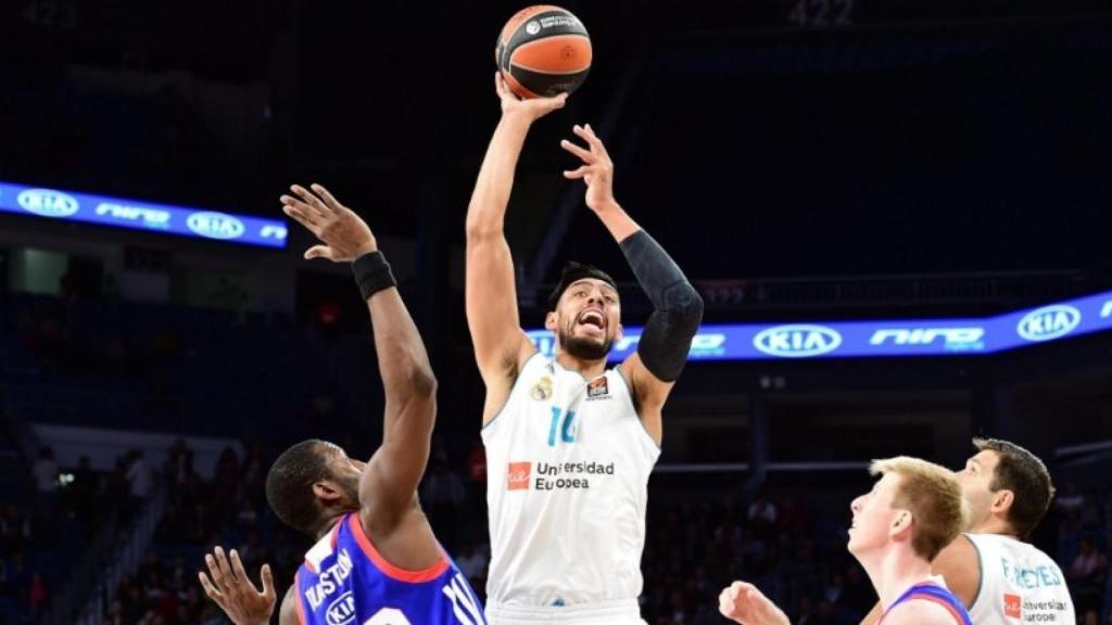 Ayón lanzando a canasta ante Efes. Foto: euroleague.net