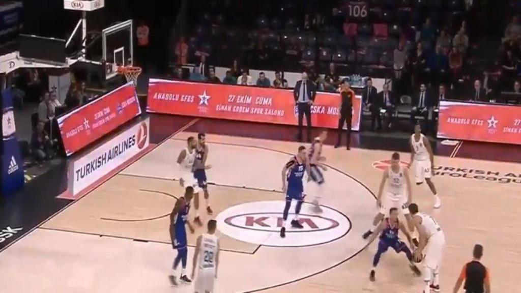 Doncic ante Anadolu Efes en la primera jornada de la Euroliga