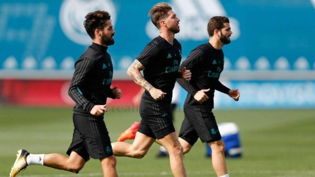 Isco, Sergio Ramos y Nacho realizando ejercicios de carrera continua