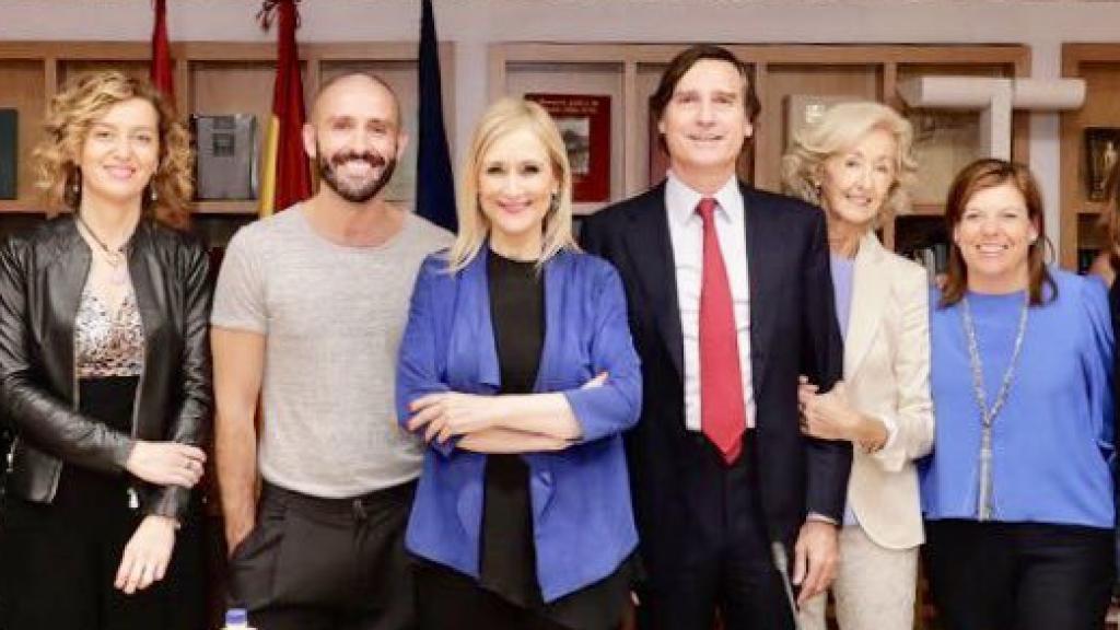 Paloma Sobrini (segunda por la derecha) y Cristina Cifuentes (centro).
