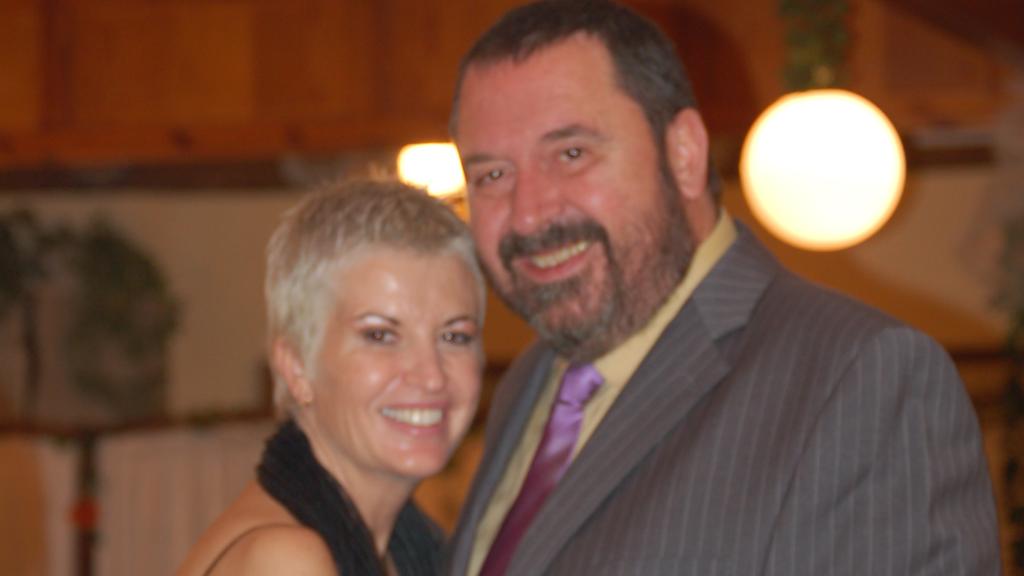 Jordi con su esposa en una fiesta.