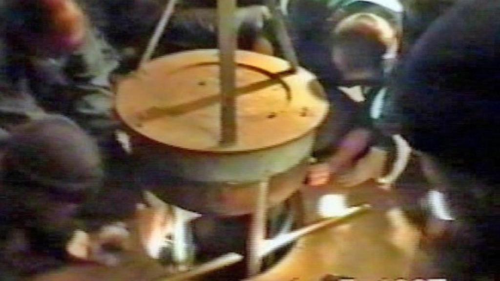 Fotografía operativa de la Guardia Civil en el momento de acceso al zulo de Ortega Lara.