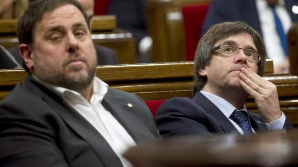 El presidente de la Generalitat, Carles Puigdemont, con su 'número dos', Oriol Junqueras.