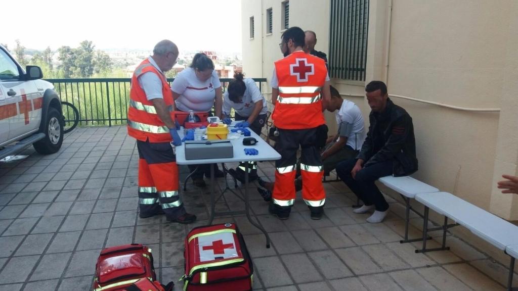 Miembros de la Cruz Roja atienden a los recién llegados.